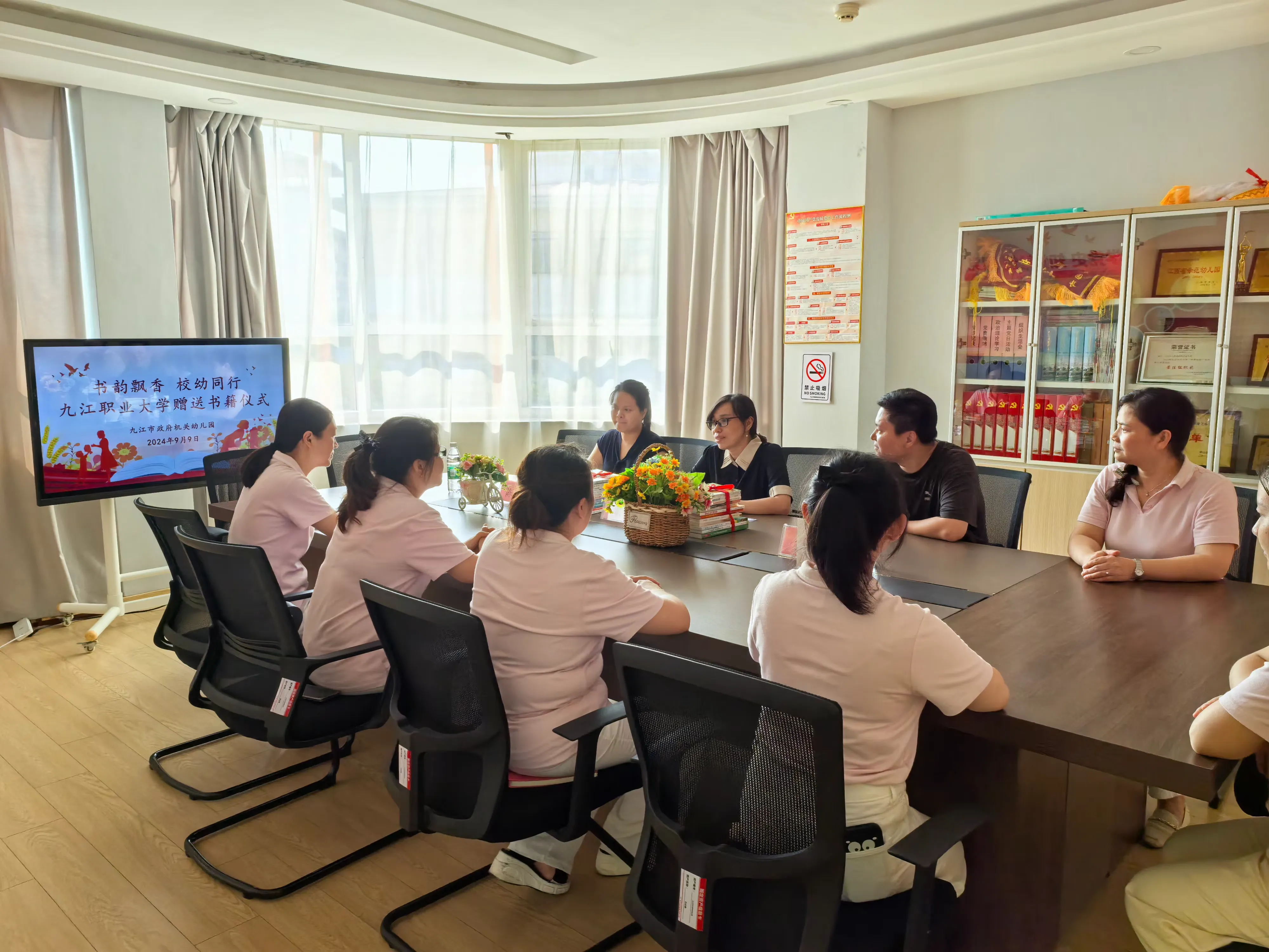 简篇-书韵飘香 校幼同行——九江职业大学走访慰问市政府机关幼儿园