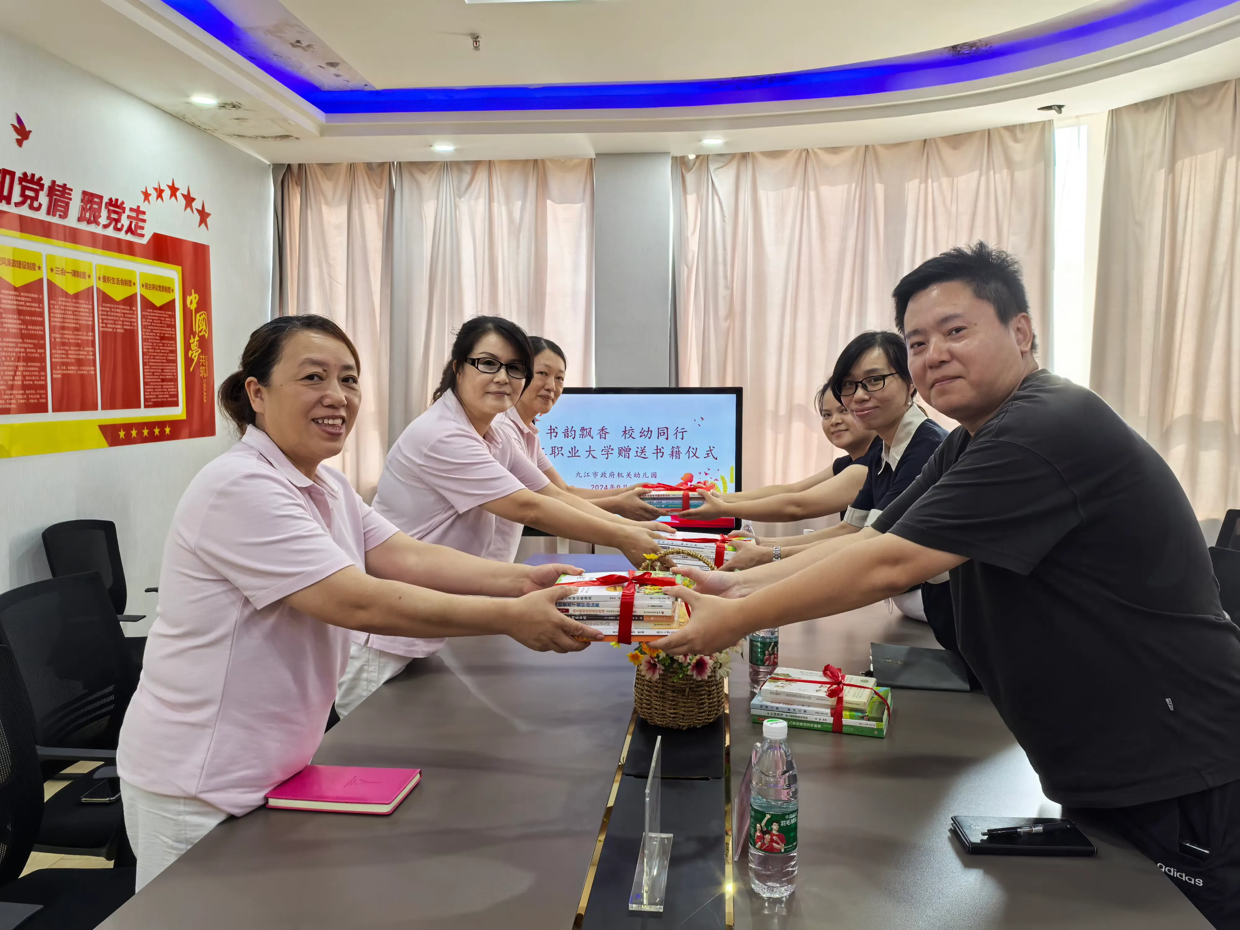 简篇-书韵飘香 校幼同行——九江职业大学走访慰问市政府机关幼儿园