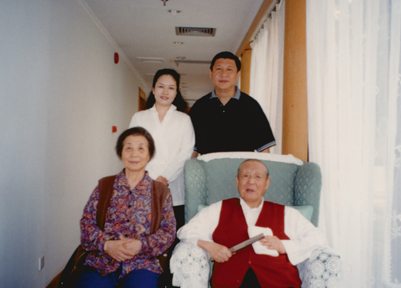 习近平与夫人彭丽媛同父亲习仲勋、母亲齐心的合影。