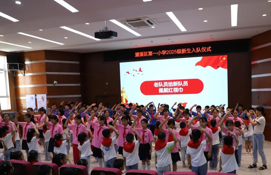 互敬队礼1.JPG