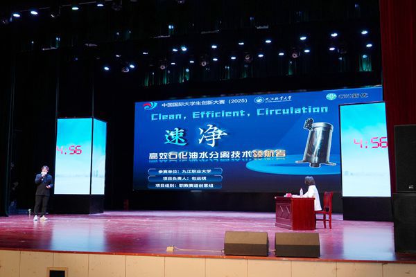 名师指导公开课环节，高颖教授为在场的师生带来了题为《讲“好”故事和“讲好”故事—创赛路演的语言逻辑与表达力》