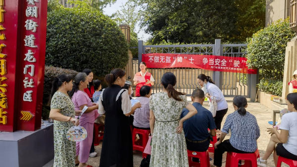 九江市瑞昌市开展“不做无盔‘骑’士，争当安全‘驶’者”快闪活动