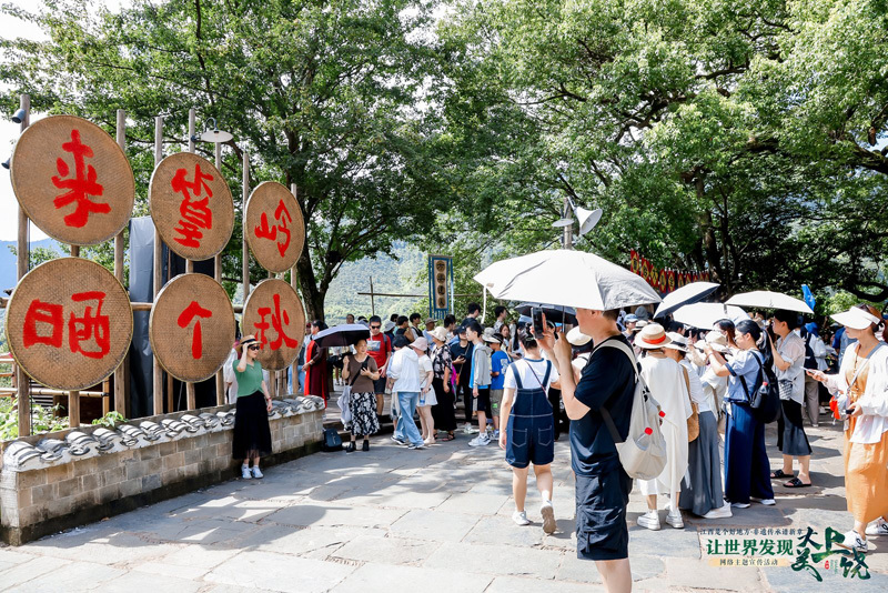 采风团深入了解当地民俗文化，感受近600年历史的篁岭村深厚底蕴。
