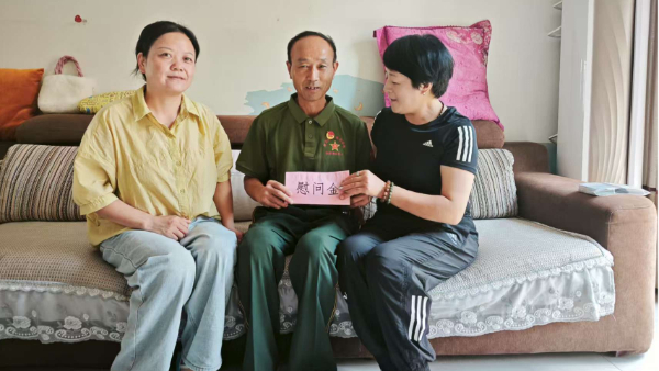 情系老兵暖人心 共庆八一忆峥嵘——经开区七里湖街道鹤问湖社区走访慰问困难退役军人