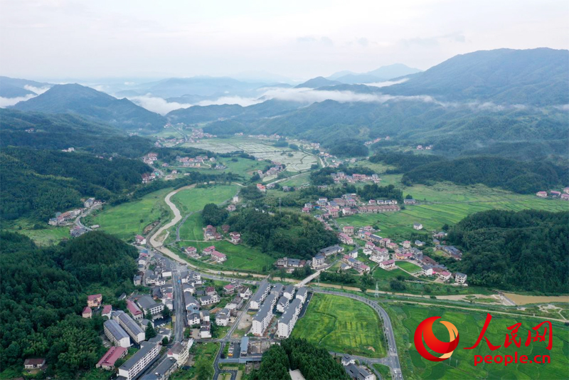 雨后的中源乡云雾缭绕,青翠的山林、层叠的田园与山间的民宿构成一幅水墨画卷。人民网记者 时雨摄