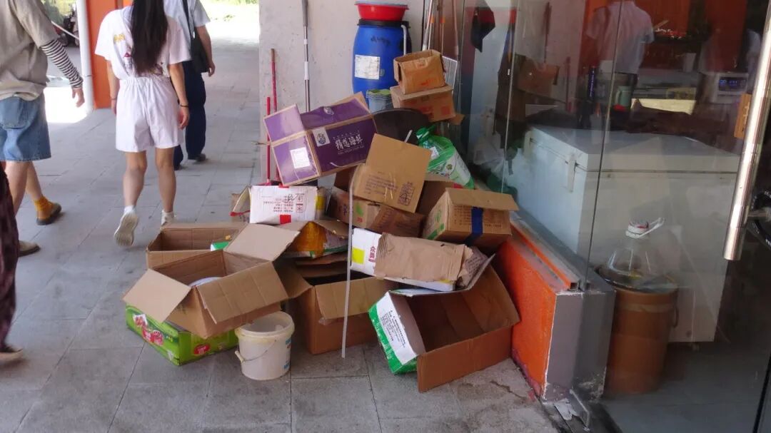 通道口堆放雜物.JPG