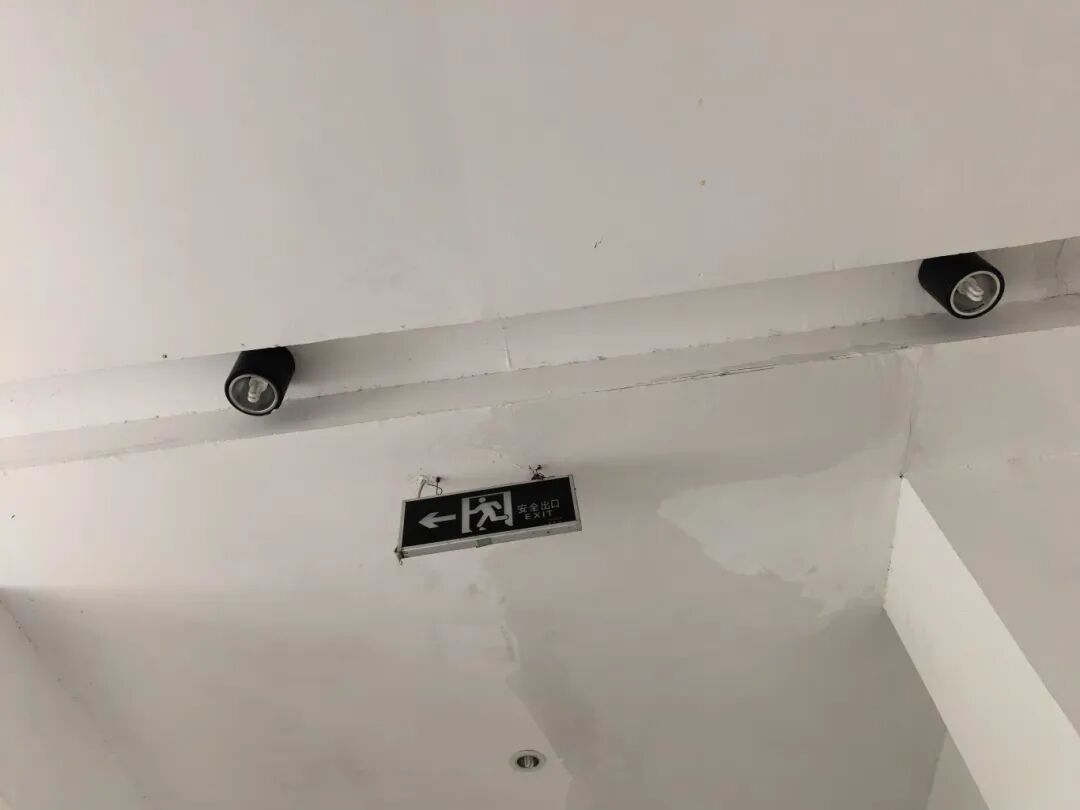 1、疏散指示牌未通電.jpg