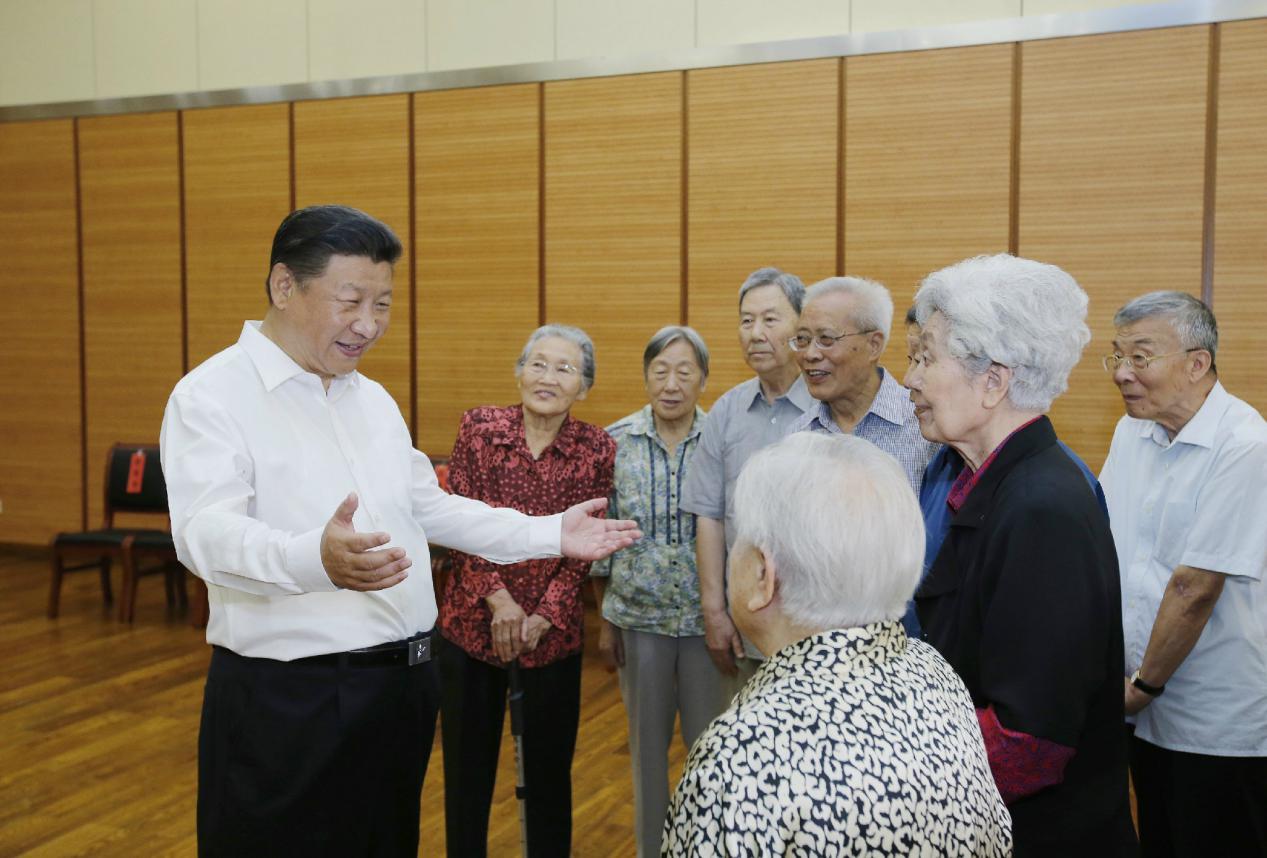 2016年9月9日，習近平總書記來到北京市八一學校，同母校老教師們親切交談。
