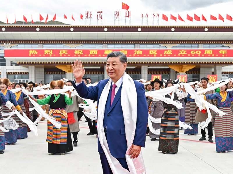 2025年8月20日中午，中共中央總書記、國家主席、中央軍委主席習(xí)近平率中央代表團(tuán)乘專機(jī)抵達(dá)拉薩，出席西藏自治區(qū)成立60周年慶?；顒?dòng)。這是習(xí)近平向歡迎群眾揮手致意。新華社記者 燕雁 攝
