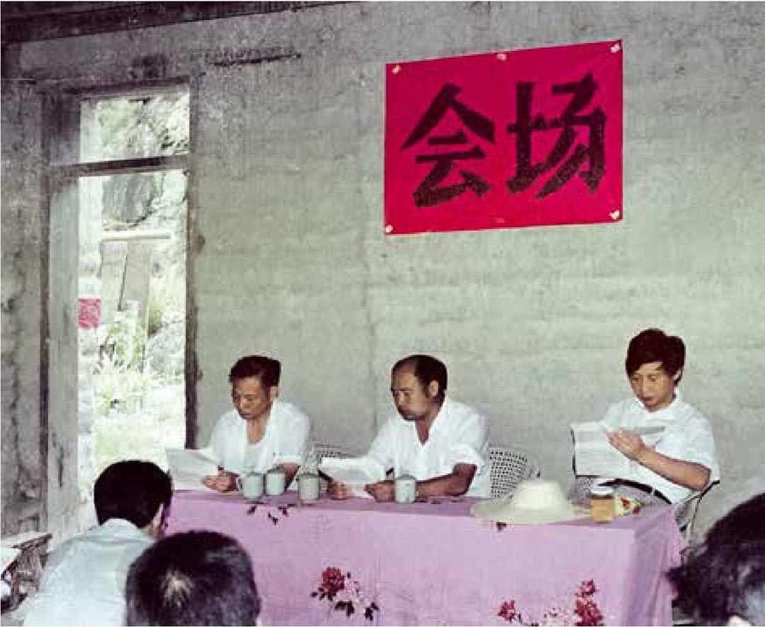 1989年7月,習近平在壽寧縣下黨鄉召開現場辦公會。