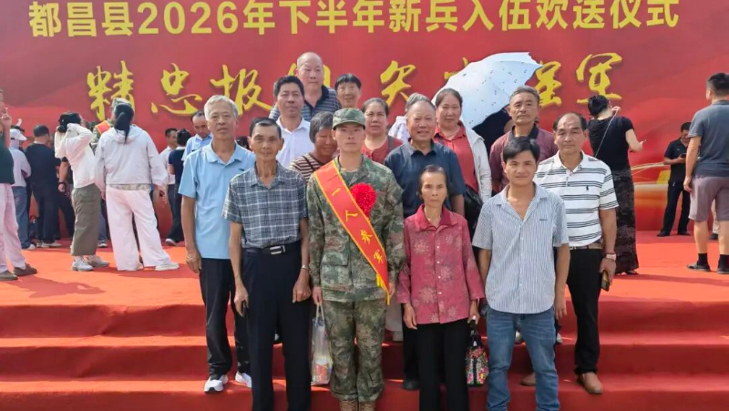 全村帮扶养大的孤儿少年赴军营，一村乡亲十里深情相送！