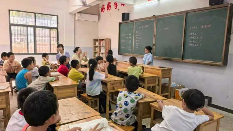 从“迷彩绿”到“志愿红”，九江退役女兵情牵困境儿童