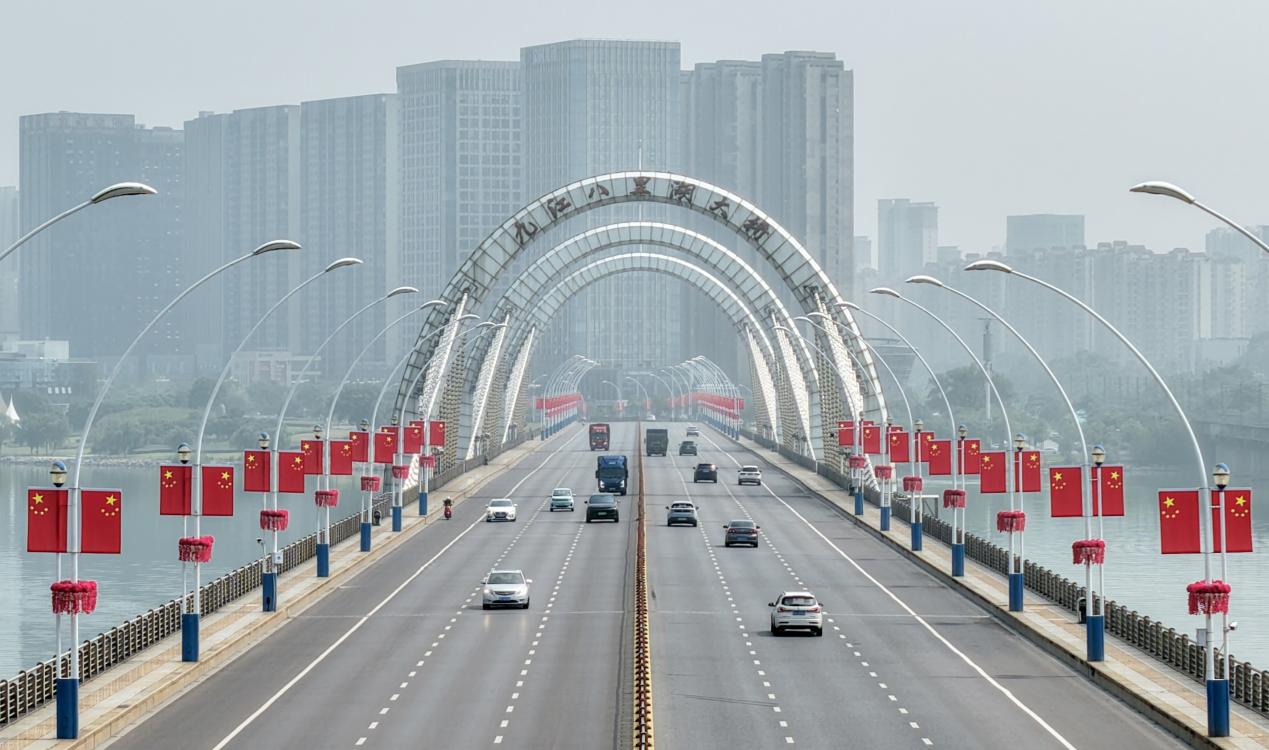 满城“中国红”喜迎国庆‌