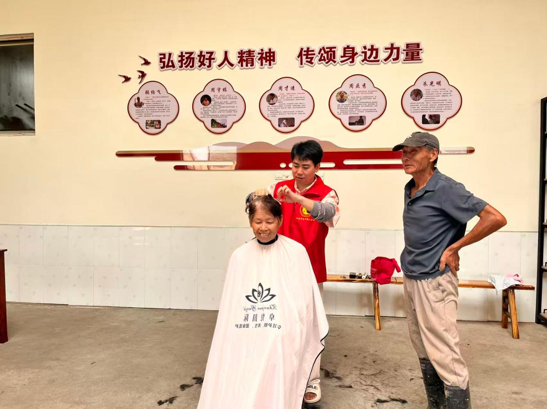 瑞昌市高丰镇开展爱心免费义剪志愿服务活动