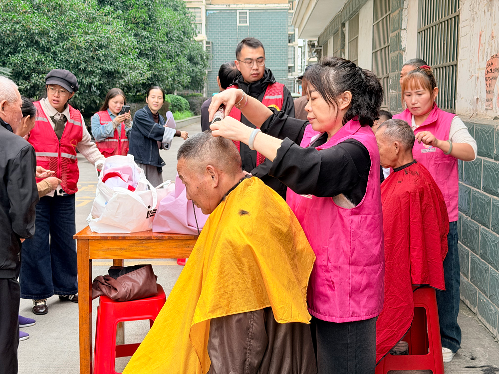 瑞昌市：“巾帼义诊义剪”便民志愿服务活动