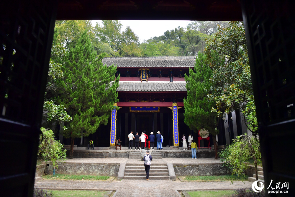 “庐山天下悠”网络主题宣传活动调研团成员在白鹿洞书院调研采访。人民网记者 时雨摄