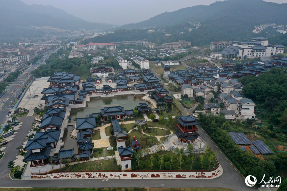 中国(庐山)杏林文化园是全国首个沉浸式中医药文化主题园区。人民网记者 时雨摄