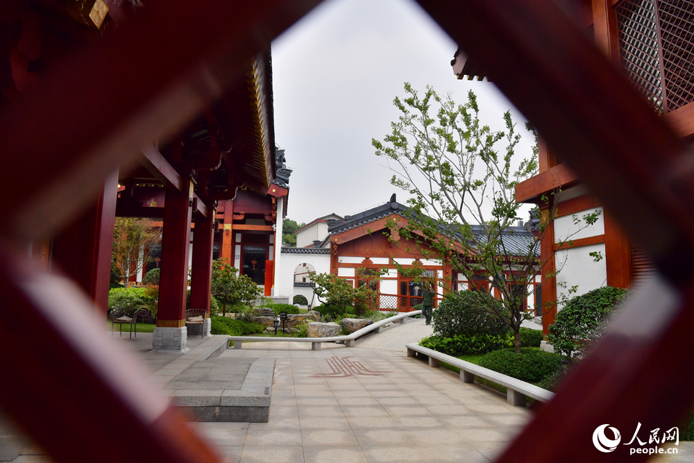 中国(庐山)杏林文化园是全国首个沉浸式中医药文化主题园区。人民网记者 时雨摄
