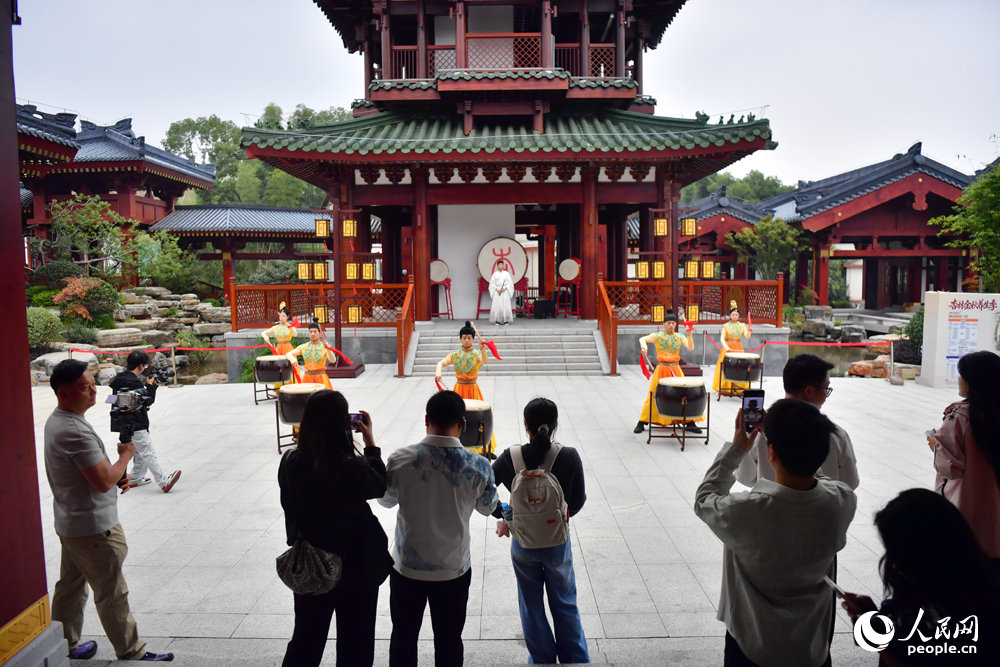 “庐山天下悠”网络主题宣传活动调研团成员在杏林文化园园区内调研。人民网记者 时雨摄